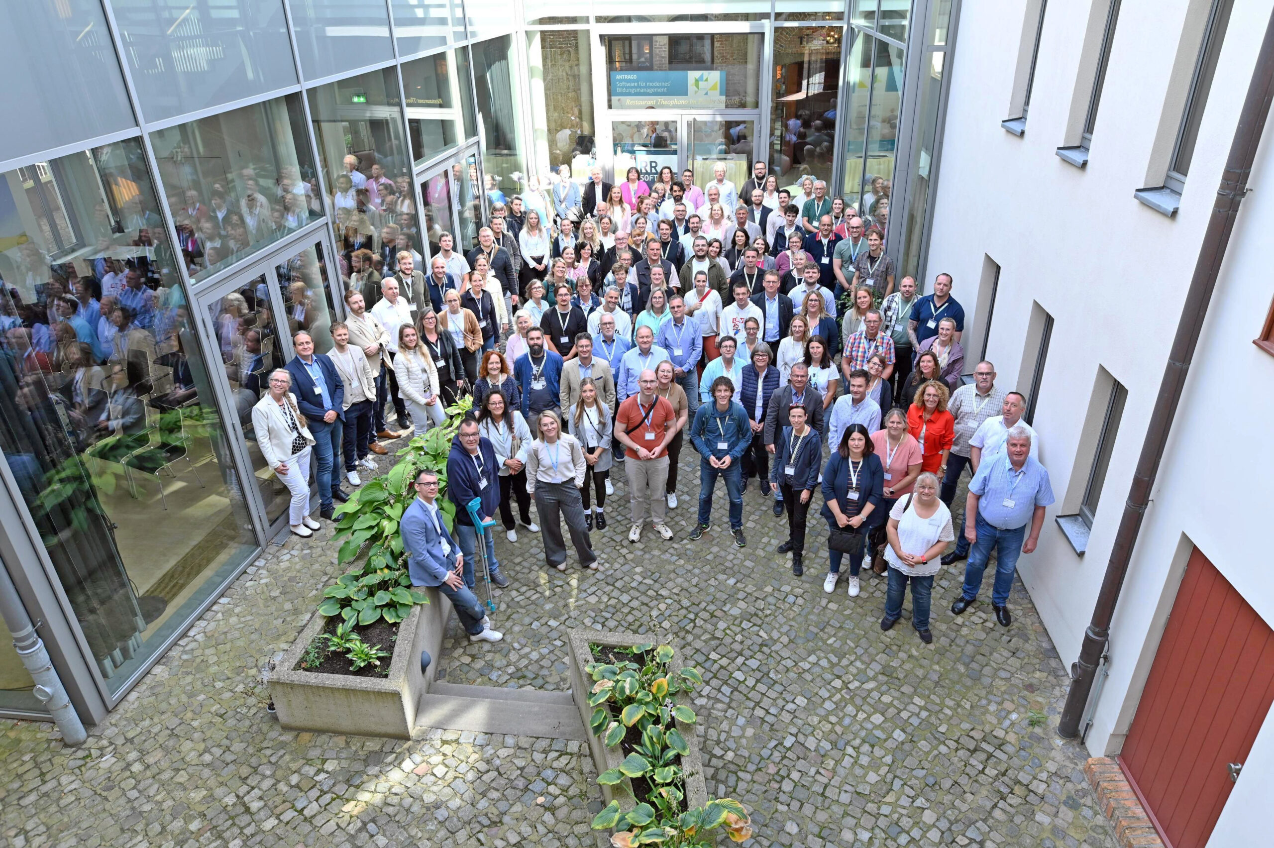 Große Gruppe von Menschen im Innenhof bei DALK 2026 Veranstaltung.